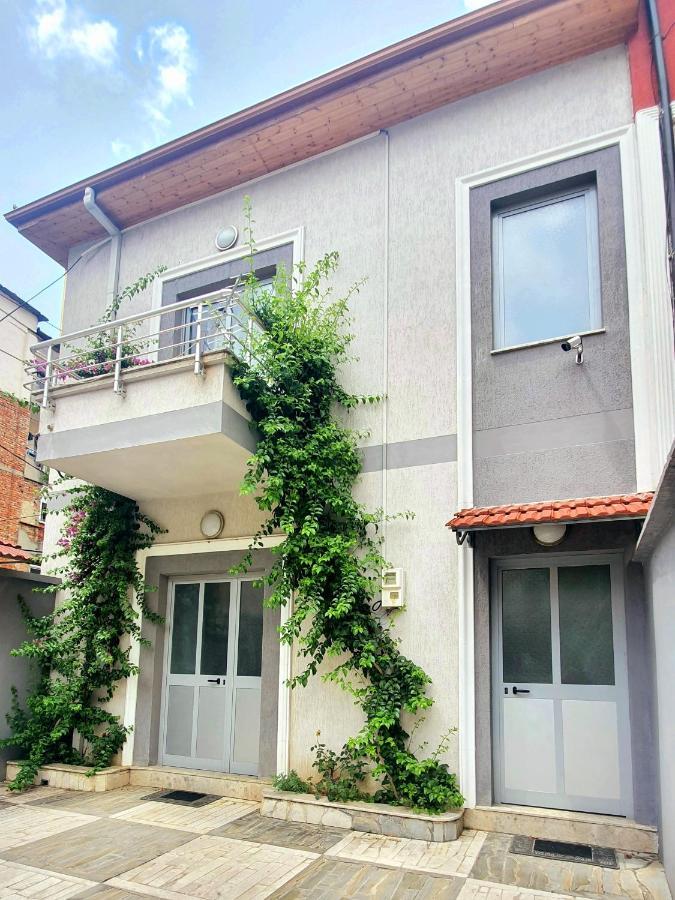 A Cheerful Villa With Free Parking Space Tirana Extérieur photo